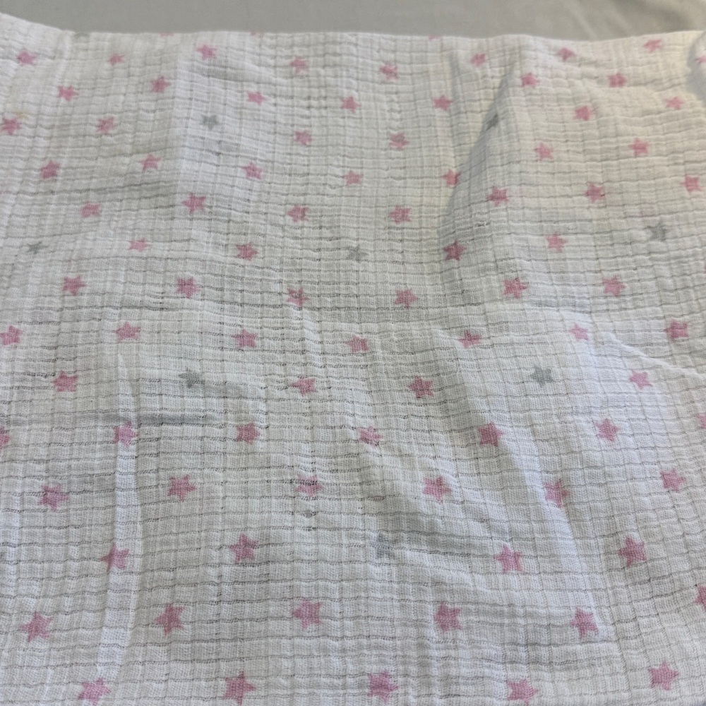 🐥 aden + anais - Pink and Gray Star fitted bassinet/change table sheet